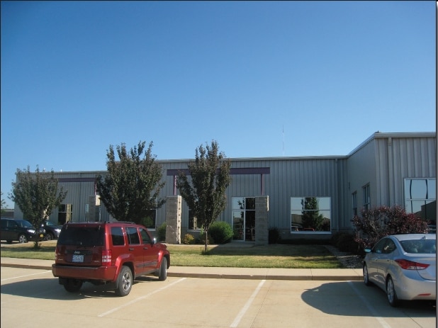 921-929 Marthas Way, Hiawatha, IA for sale - Building Photo - Image 2 of 33