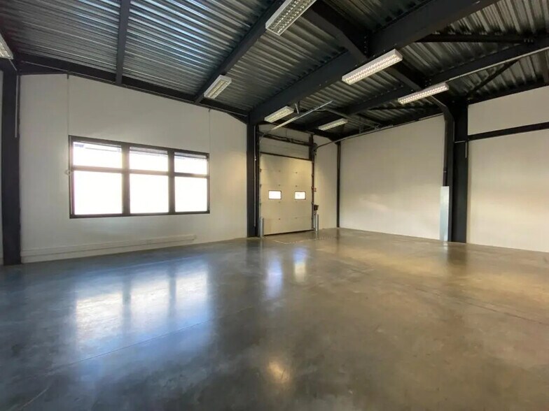 Flex in Dardilly for lease - Interior Photo - Image 3 of 8