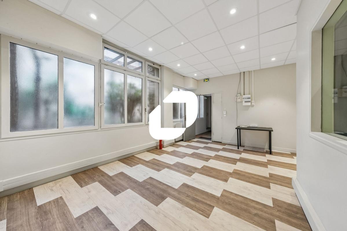 Office in Paris for lease Interior Photo- Image 1 of 16