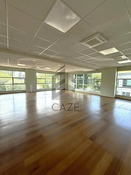 Office in Floirac for lease - Interior Photo - Image 2 of 16