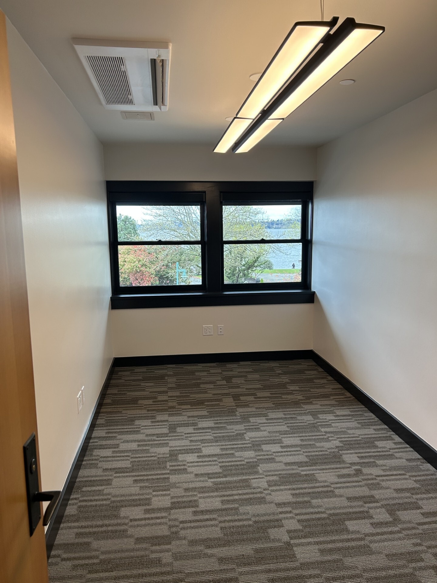 89 Kirkland Ave, Kirkland, WA for lease Interior Photo- Image 1 of 4