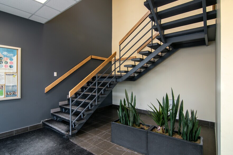 2250-2300 Av Bennett, Montréal, QC for lease - Lobby - Image 2 of 7