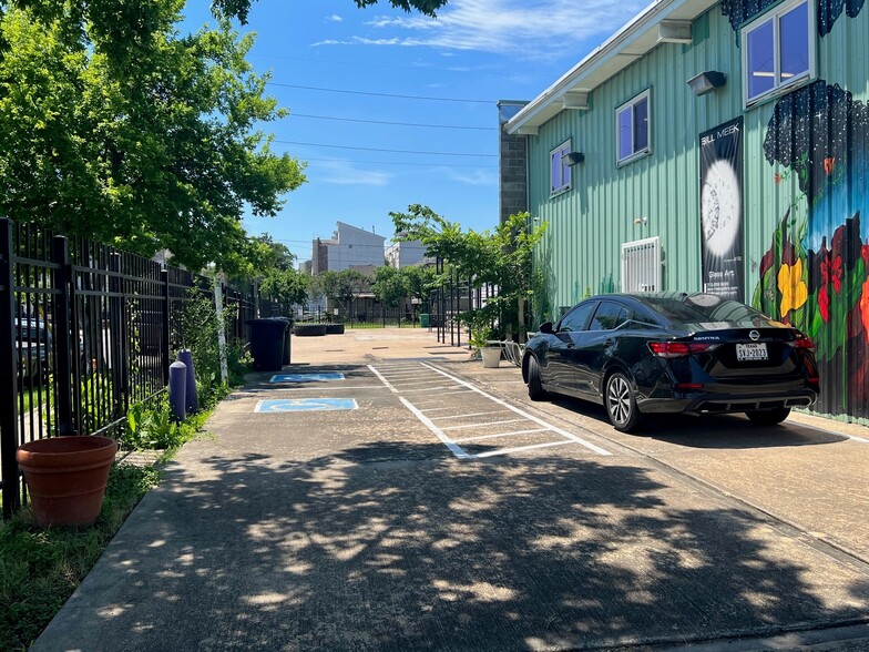 1907 Spring St, Houston, TX for lease - Building Photo - Image 3 of 8