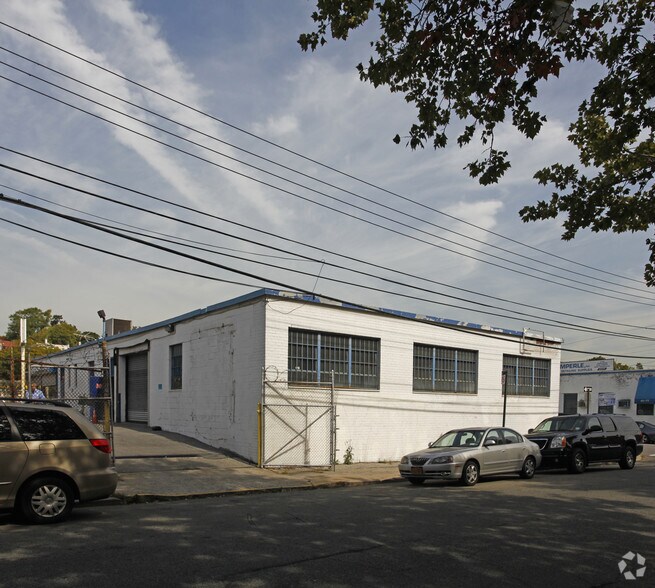 7050 Queens Blvd, Woodside, NY 11377