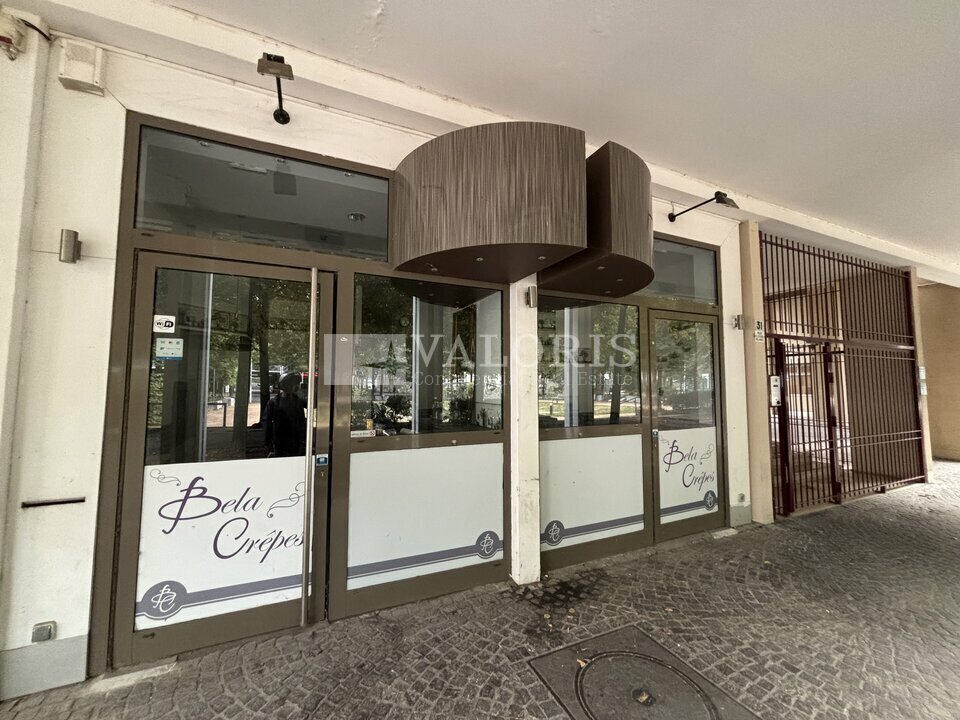 Retail in Lyon for lease Building Photo- Image 1 of 4
