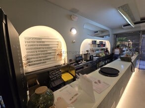 Retail in Barcelona, Barcelona for lease Interior Photo- Image 2 of 15