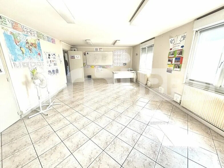 Office in Compiègne for lease - Building Photo - Image 2 of 12