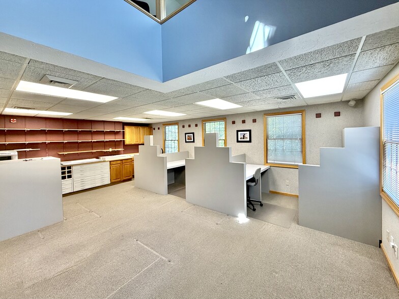 255 Park Pl, Chagrin Falls, OH for lease - Interior Photo - Image 1 of 10