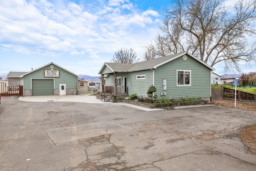802 E Vilas Rd, Medford, OR for sale - Building Photo - Image 2 of 39