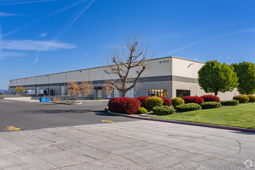 7940 W Doe Ave, Visalia, CA for lease - Building Photo - Image 3 of 9