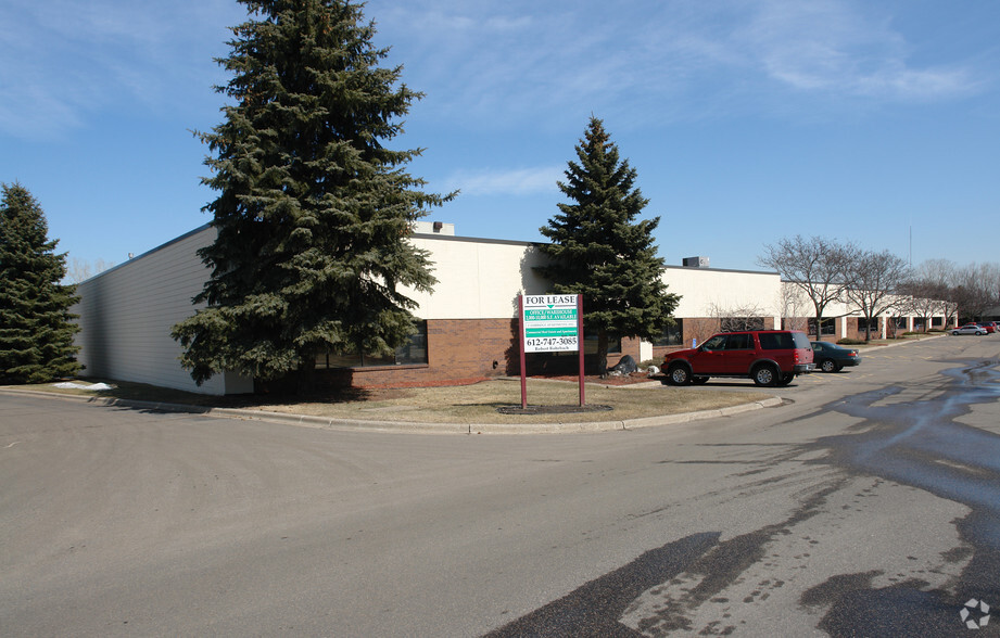 680-700 Mendelssohn Ave N, Golden Valley, MN for lease - Building Photo - Image 1 of 15