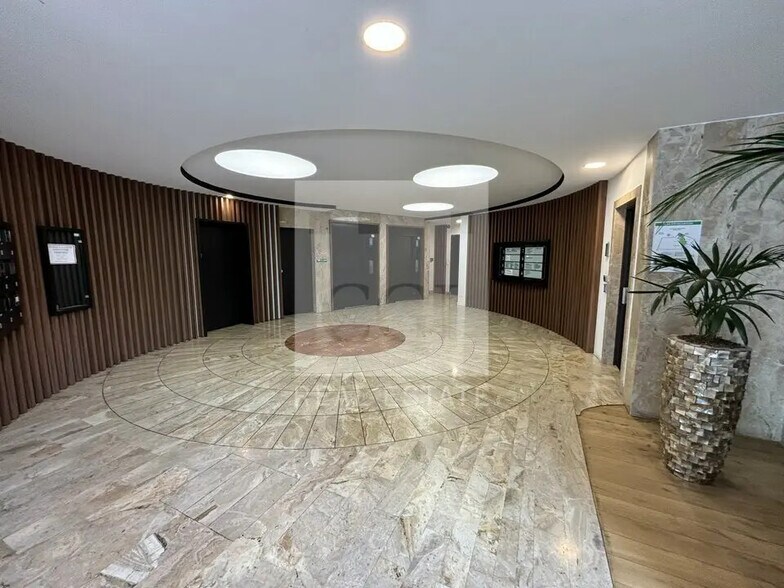 Office in Lyon for lease - Lobby - Image 2 of 19