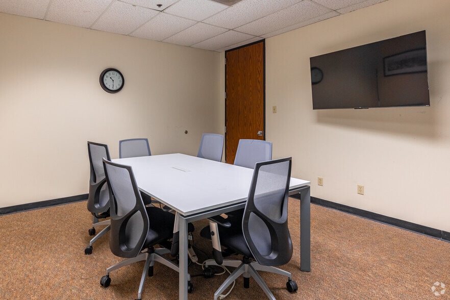 9330 Lyndon B Johnson Fwy, Dallas, TX for lease - Interior Photo - Image 2 of 30