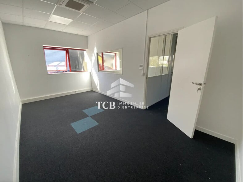 Flex in Sainte-Luce-sur-Loire for lease - Interior Photo - Image 3 of 9