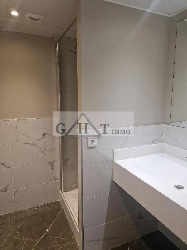 Office in Clichy for sale Building Photo- Image 1 of 22