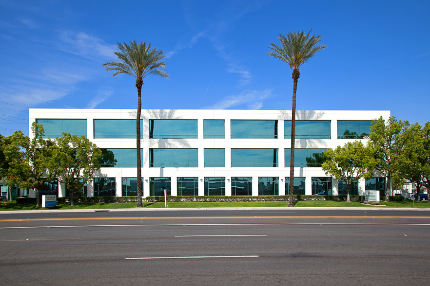 4200 Truxtun Ave, Bakersfield, CA for lease - Primary Photo - Image 1 of 7