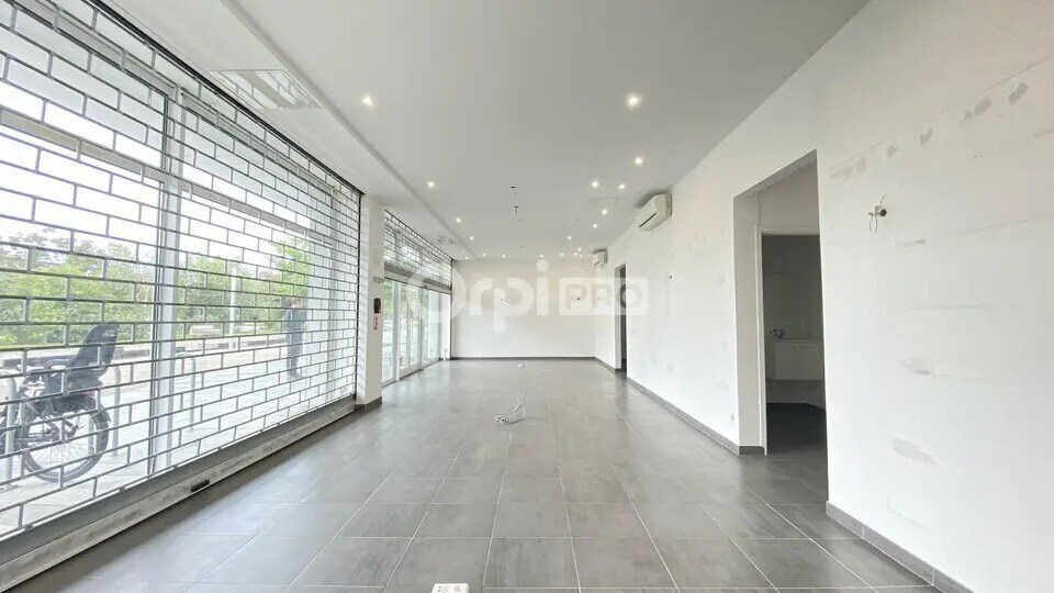 Retail in Ostwald for lease - Interior Photo - Image 2 of 6