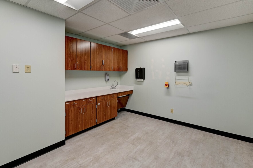 1315-1317 SW 6th Ave, Topeka, KS for sale - Building Photo - Image 2 of 8