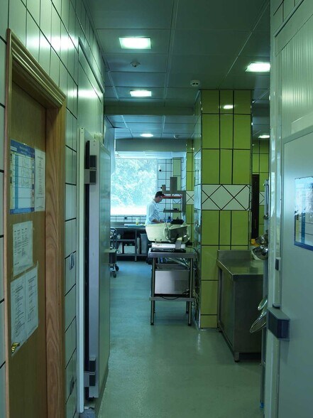 Retail in Cáceres for lease - Building Photo - Image 2 of 5