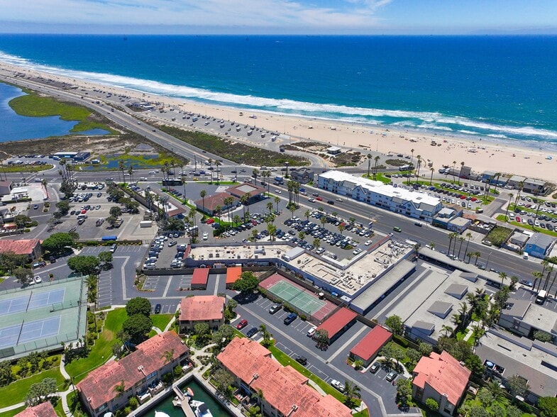 17208 Pacific Coast Hwy, Huntington Beach, CA for lease - Building Photo - Image 2 of 8