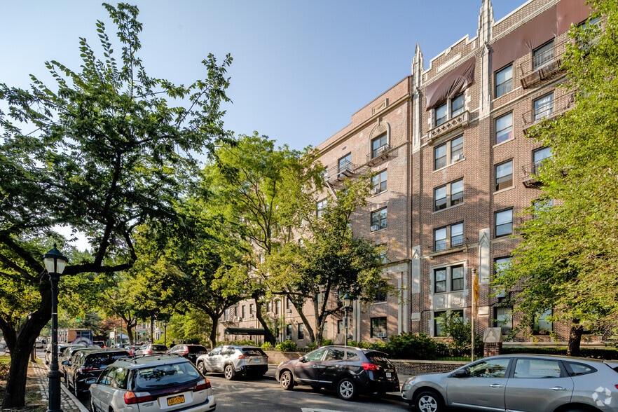 225 Eastern Pky, Brooklyn, NY for lease - Building Photo - Image 2 of 5