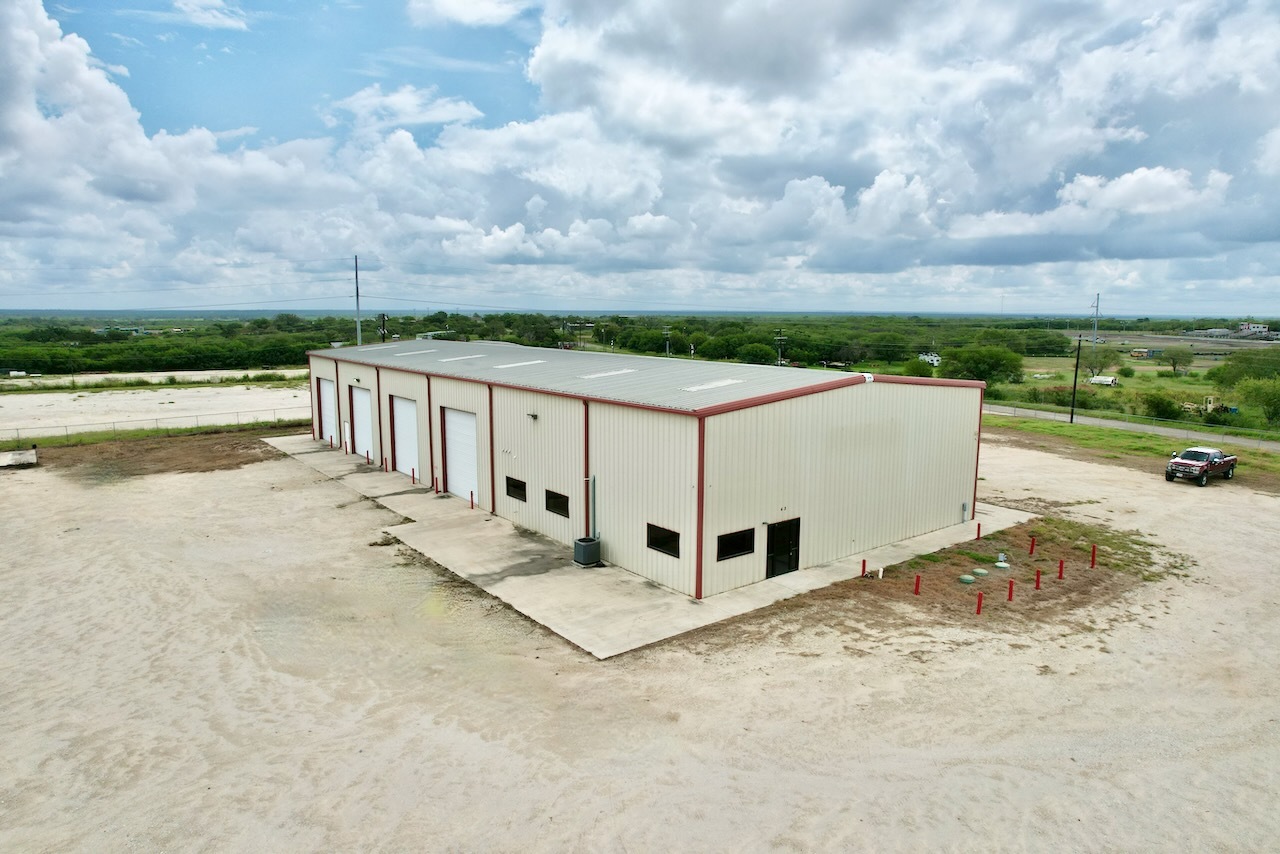 43 Pullin Dr, Pleasanton, TX for lease Building Photo- Image 1 of 15