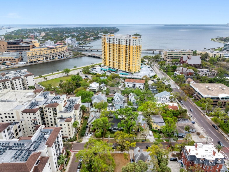 Hyde Park - Beach Flats (23 Units) portfolio of 4 properties for sale on LoopNet.com - Building Photo - Image 2 of 11