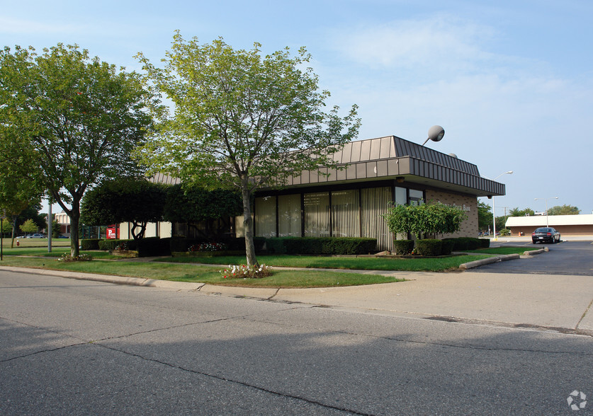 14801 E 12 Mile Rd, Warren, MI for sale - Building Photo - Image 1 of 3