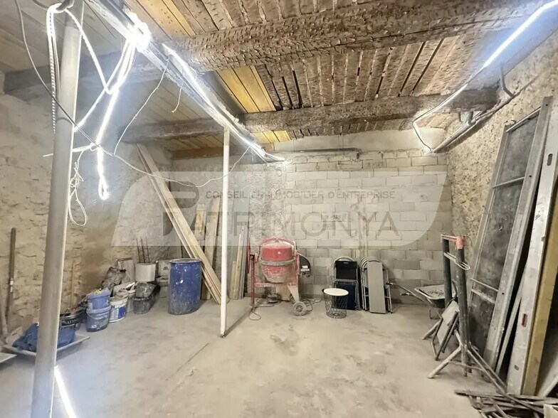 Retail in Marseille for lease - Interior Photo - Image 3 of 3