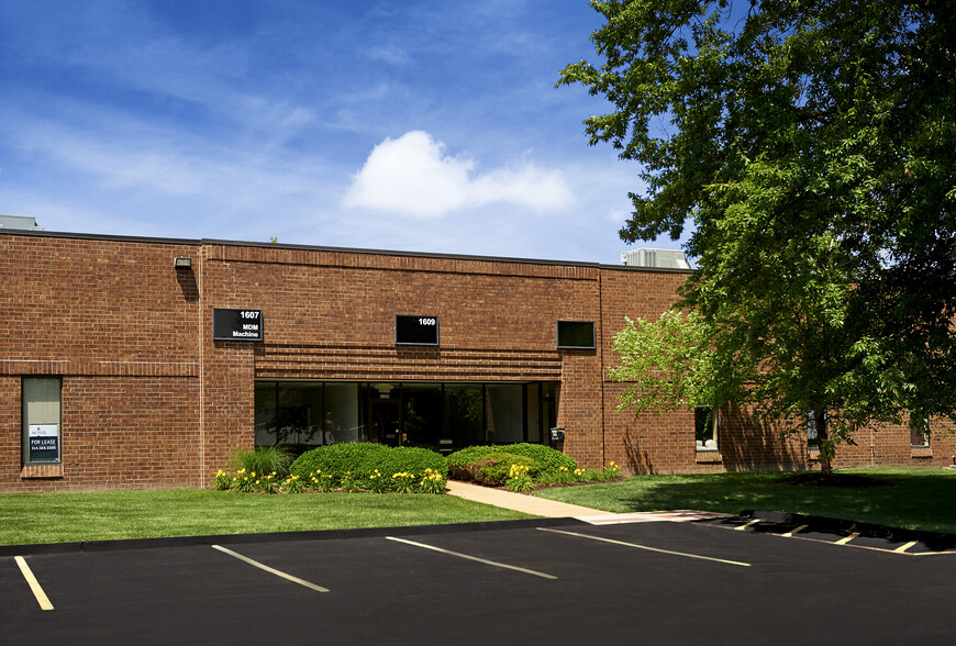 1601-1617 Manufacturers Dr, Fenton, MO for lease - Building Photo - Image 1 of 6