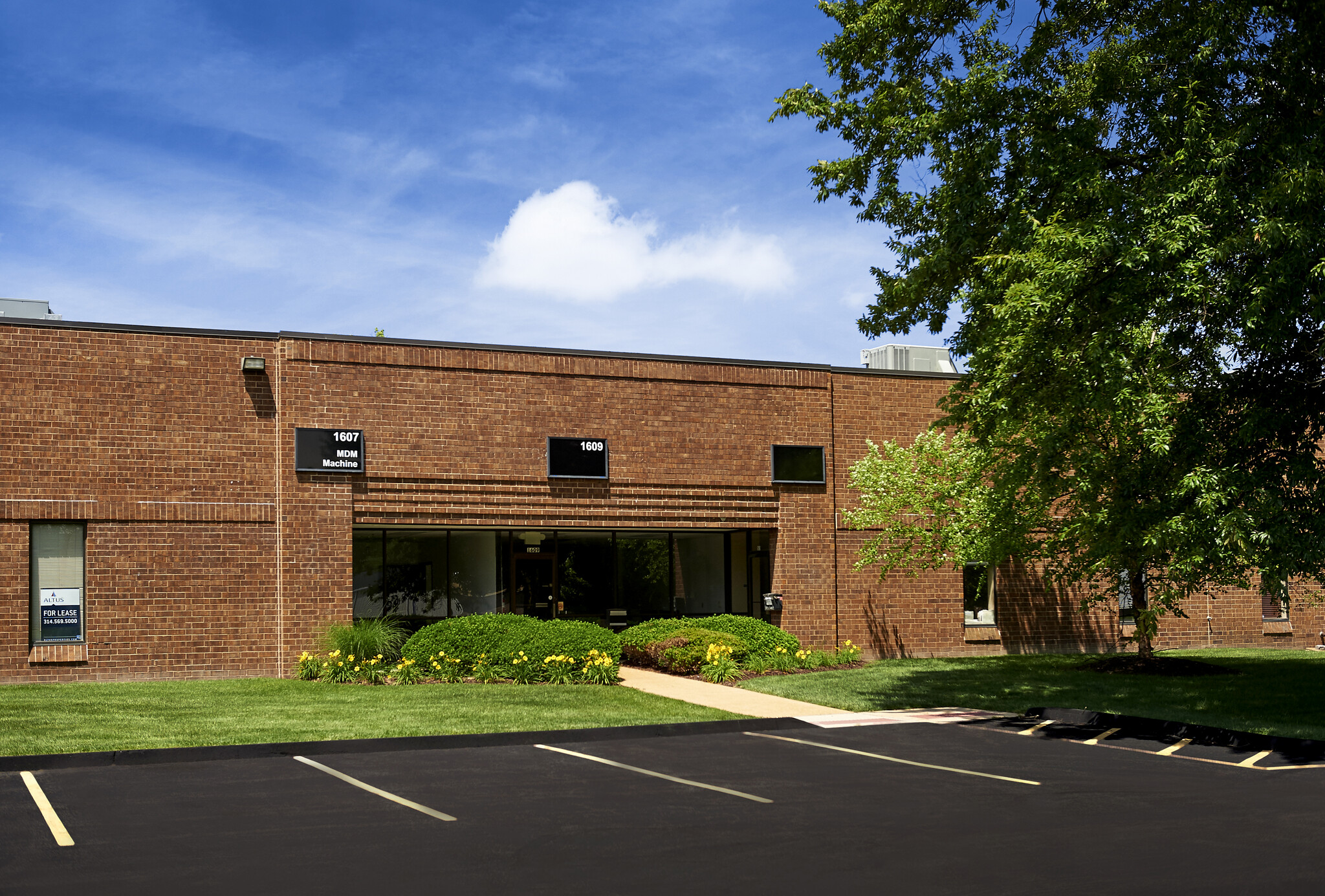 1601-1617 Manufacturers Dr, Fenton, MO for lease Building Photo- Image 1 of 7