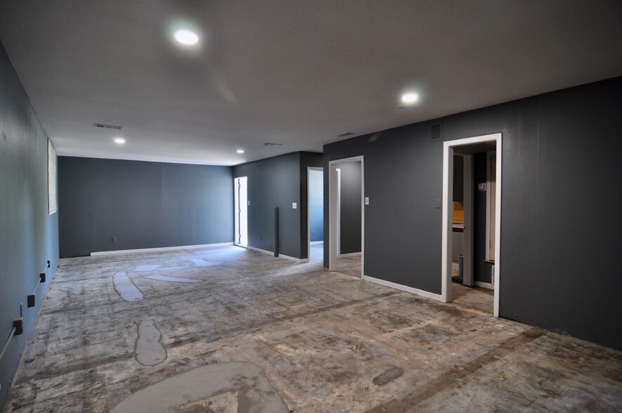 5816 Berkman Dr, Austin, TX for lease - Interior Photo - Image 2 of 6