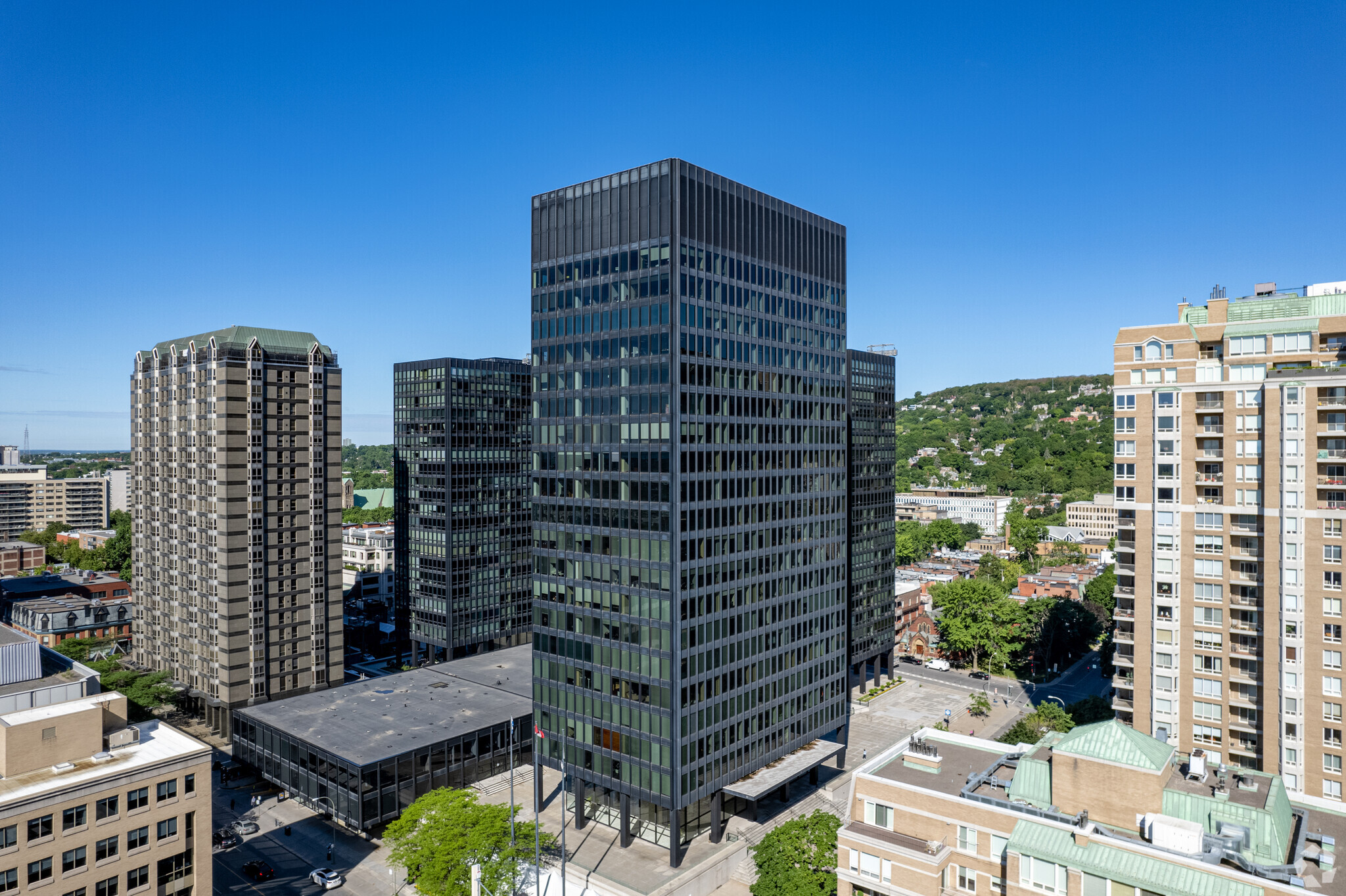 1 Car Westmount, Westmount, QC for lease Primary Photo- Image 1 of 9