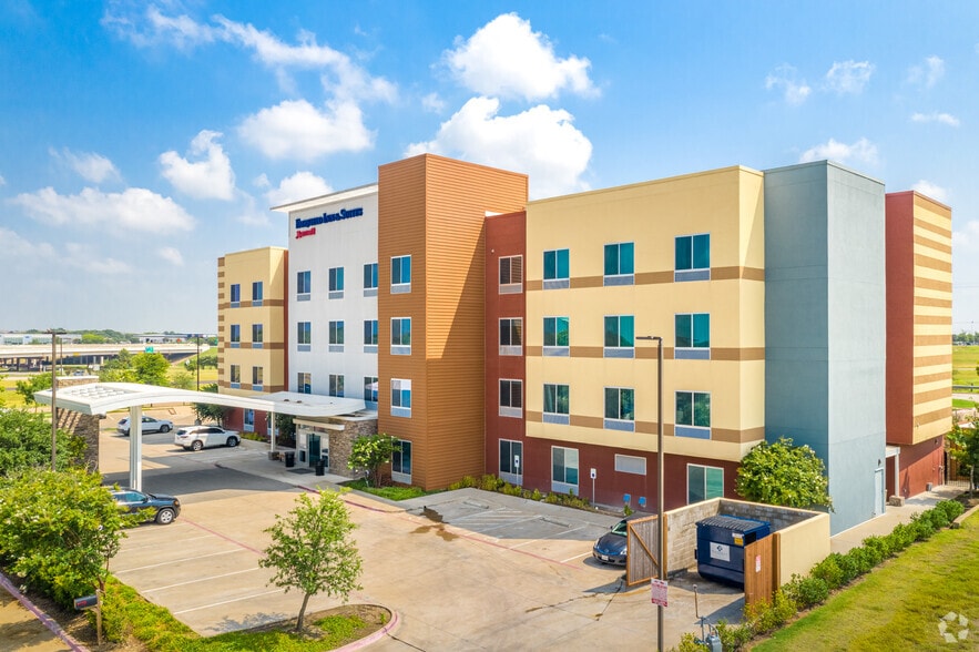 2020 Civic Center Ln, Waxahachie, TX for sale - Building Photo - Image 2 of 4