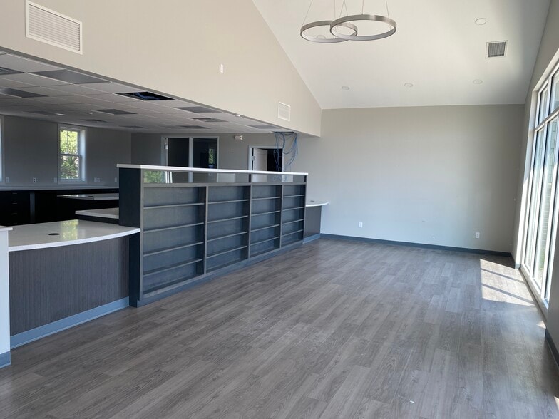 8083 Vineyard Pky, Kalamazoo, MI for lease - Interior Photo - Image 3 of 15