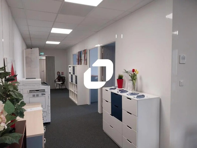 1 Rue Newton, La Chapelle-sur-Erdre for lease - Interior Photo - Image 2 of 10