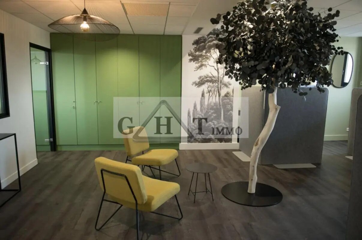 Office in Maisons-Alfort for sale Building Photo- Image 1 of 2