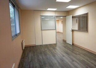 Office in Dreux for lease Building Photo- Image 2 of 4