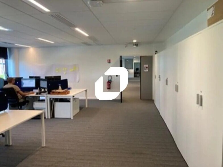 Office in Maisons-Alfort for lease - Interior Photo - Image 3 of 4