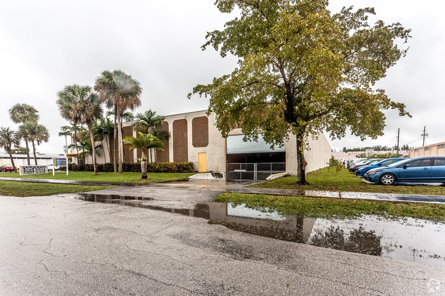 1170-1180 NW 163rd Dr, Miami, FL for lease - Building Photo - Image 2 of 3