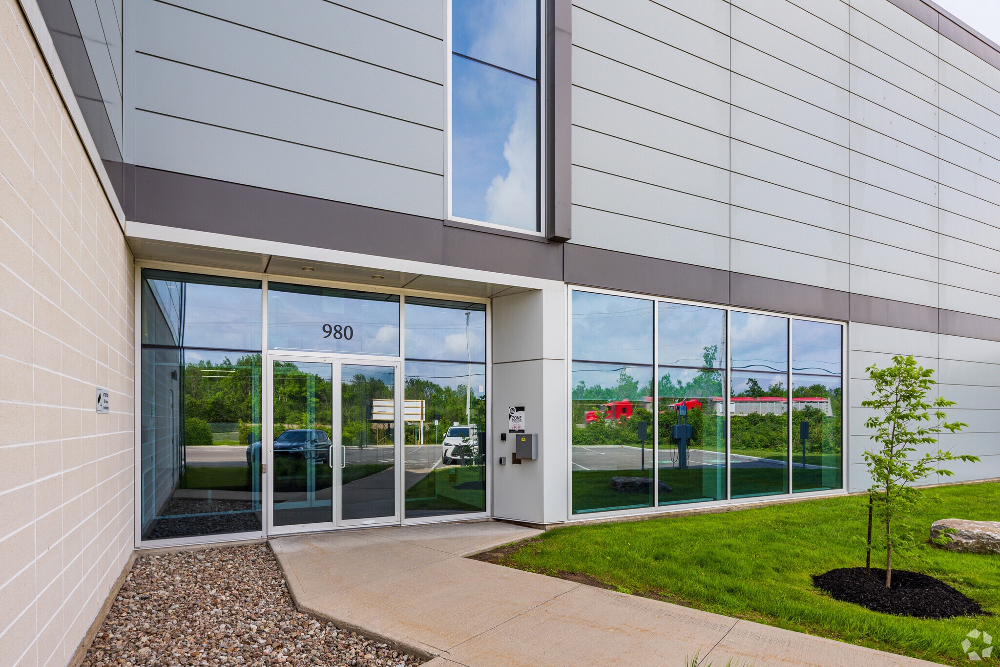 970-980 Pl Paul-Kane, Laval, QC for lease Building Photo- Image 1 of 7