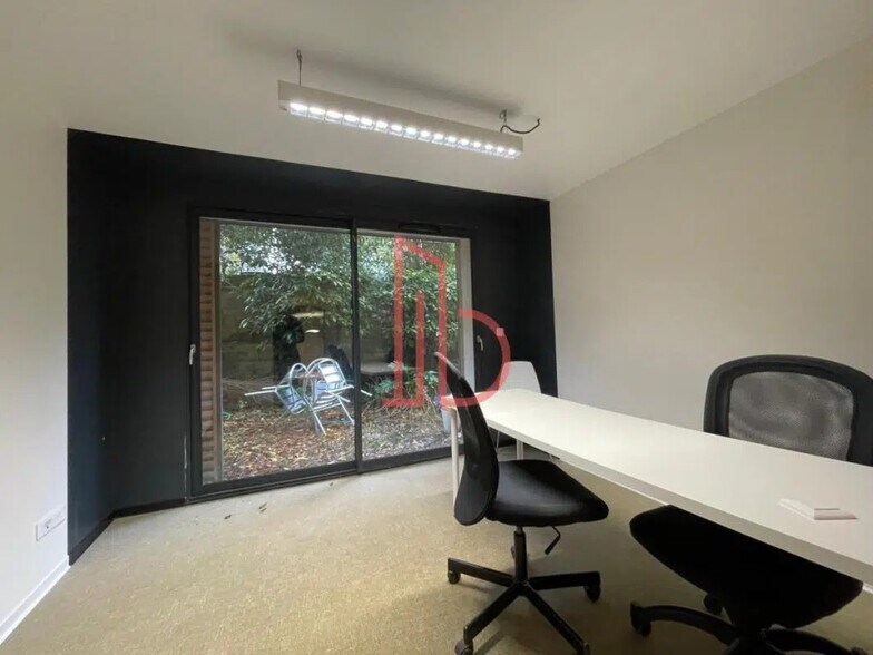 Office in Bordeaux for lease - Interior Photo - Image 1 of 8