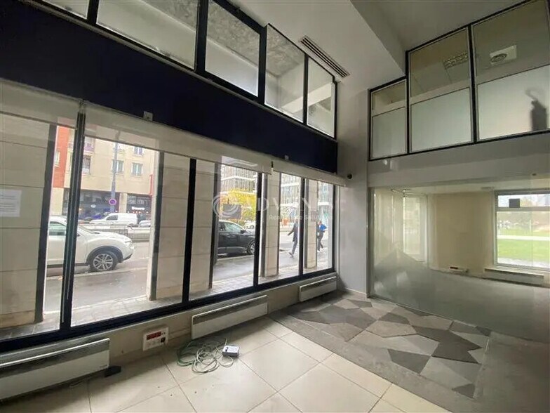 Retail in Montigny-le-Bretonneux for lease - Interior Photo - Image 2 of 4