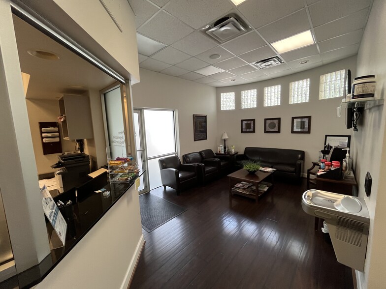 608 S Tampania Ave, Tampa, FL for lease - Interior Photo - Image 2 of 9