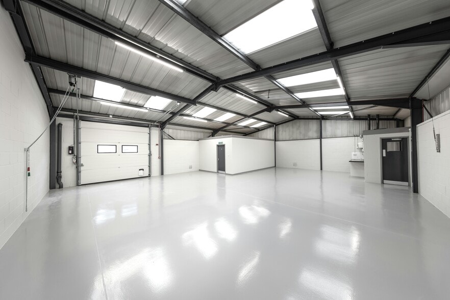 284 Aberdeen Ave, Slough for lease - Interior Photo - Image 3 of 4