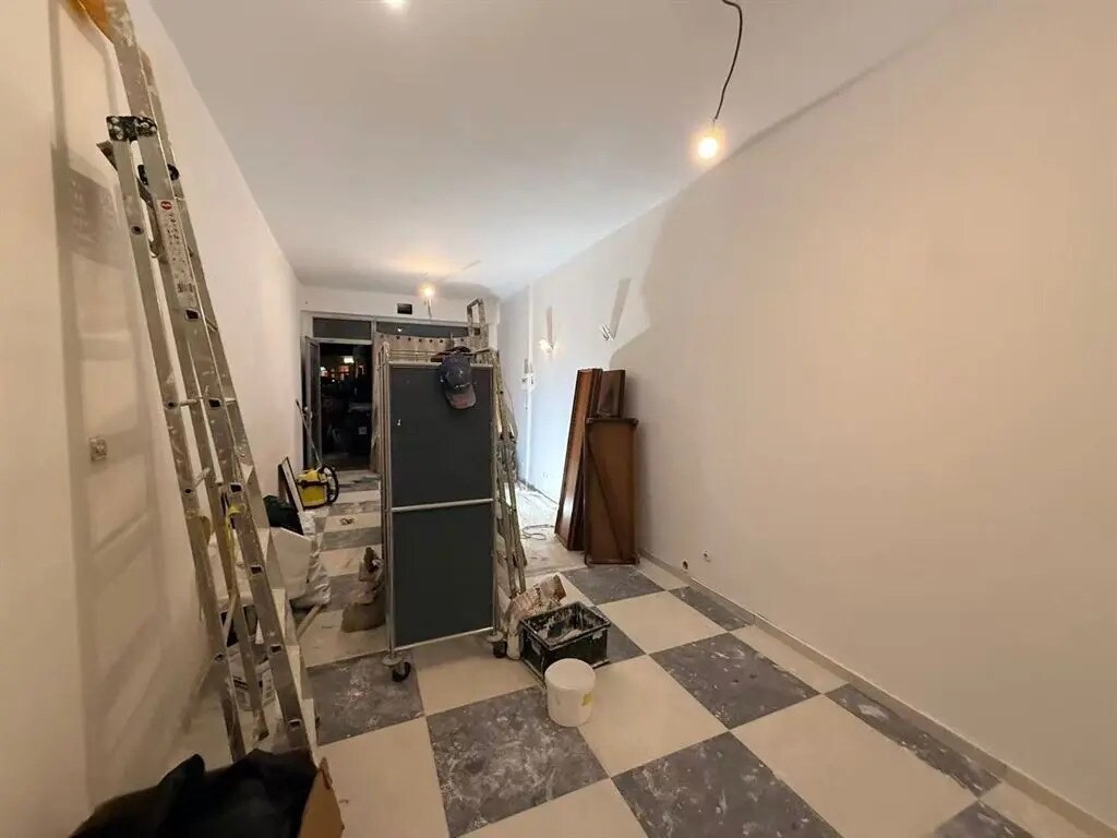 Retail in Paris for lease Building Photo- Image 1 of 7