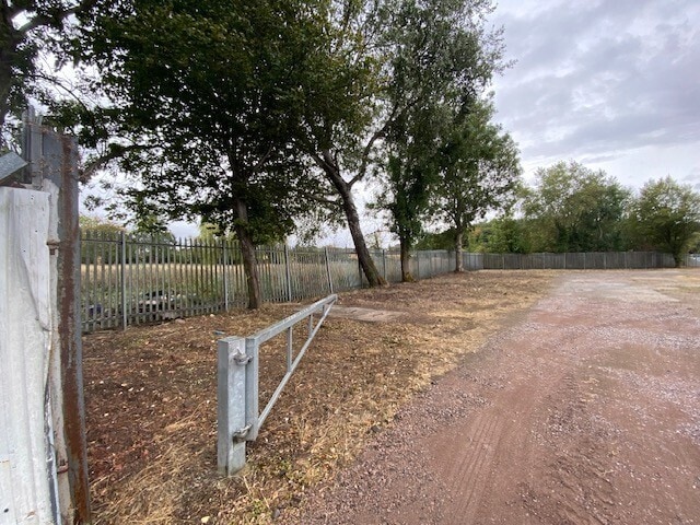 37B Broadway E, Westbury for lease - Building Photo - Image 2 of 3