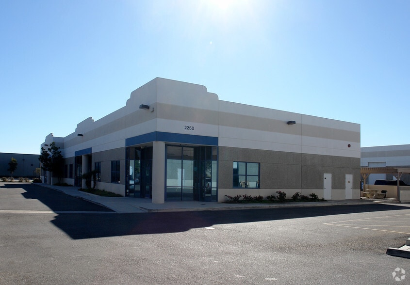 2250 Celsius Ave, Oxnard, CA for lease - Primary Photo - Image 1 of 4