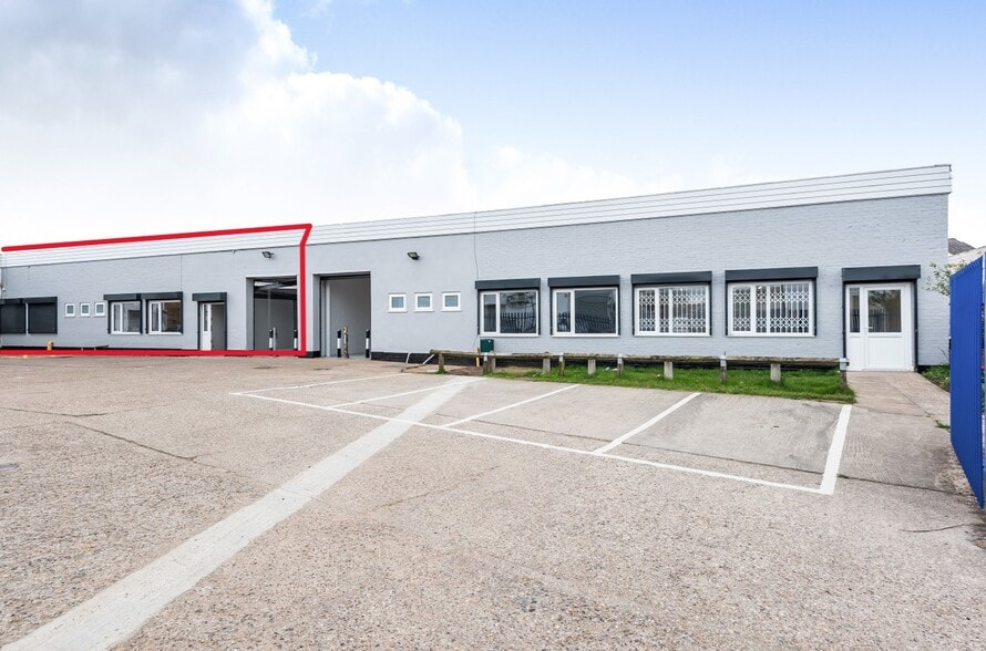 Dedworth Rd, Windsor for lease - Primary Photo - Image 1 of 6