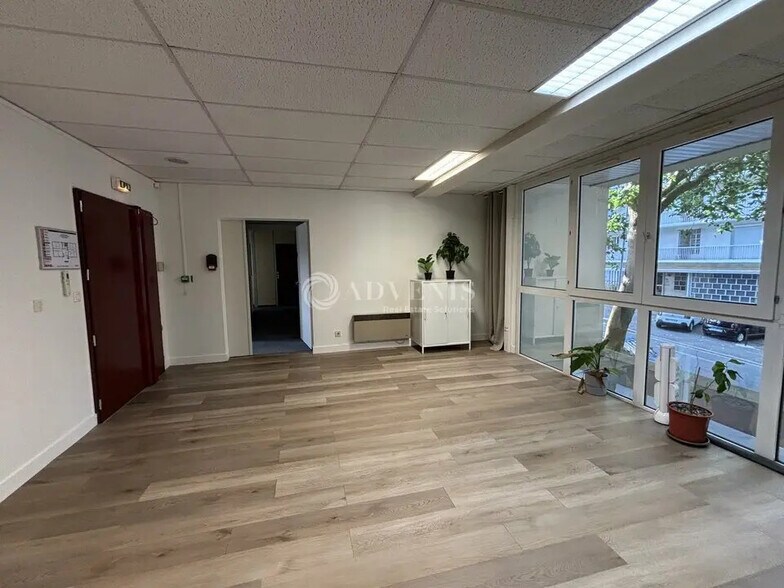 Office in Orléans for lease - Building Photo - Image 1 of 12